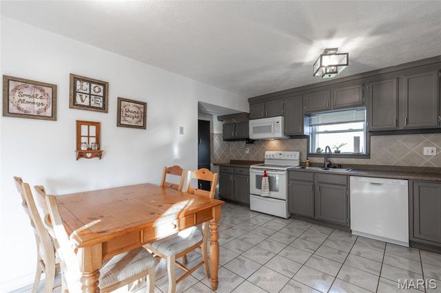 8708 S Grand Avenue, St Louis, MO 63125