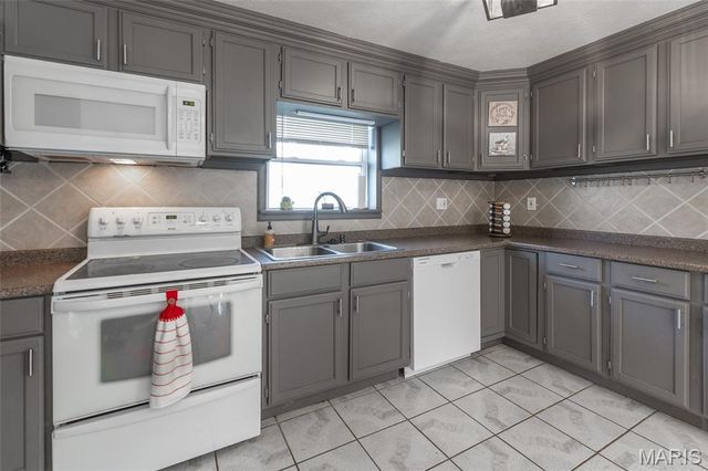 8708 S Grand Avenue, St Louis, MO 63125