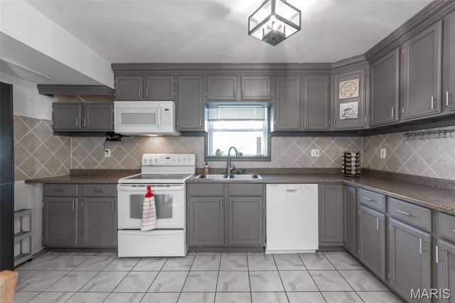 8708 S Grand Avenue, St Louis, MO 63125