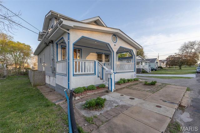 8708 S Grand Avenue, St Louis, MO 63125