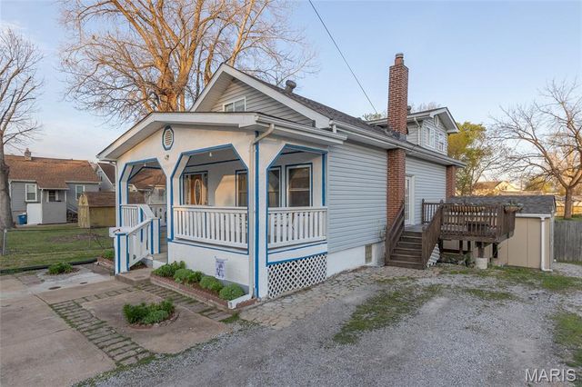 8708 S Grand Avenue, St Louis, MO 63125