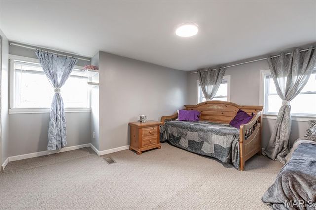 8708 S Grand Avenue, St Louis, MO 63125