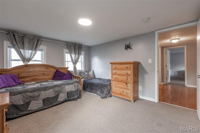 8708 S Grand Avenue, St Louis, MO 63125