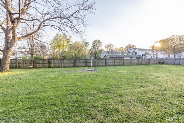 8708 S Grand Avenue, St Louis, MO 63125