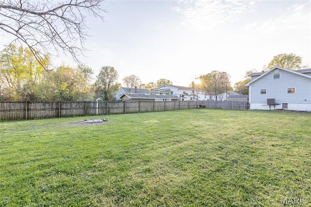 8708 S Grand Avenue, St Louis, MO 63125