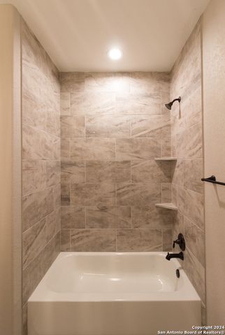 121 Lost Pines Ln, Marion, TX 78124