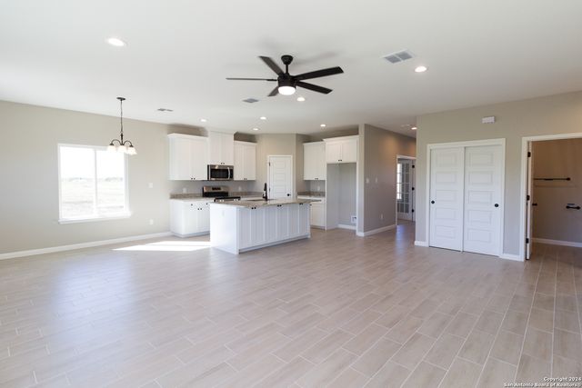 121 Lost Pines Ln, Marion, TX 78124