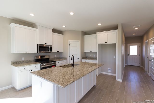 121 Lost Pines Ln, Marion, TX 78124