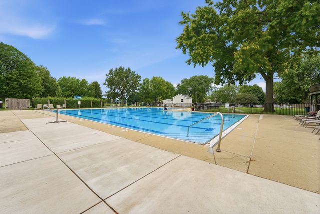 1811 Carlisle Court, Schaumburg, IL 60194