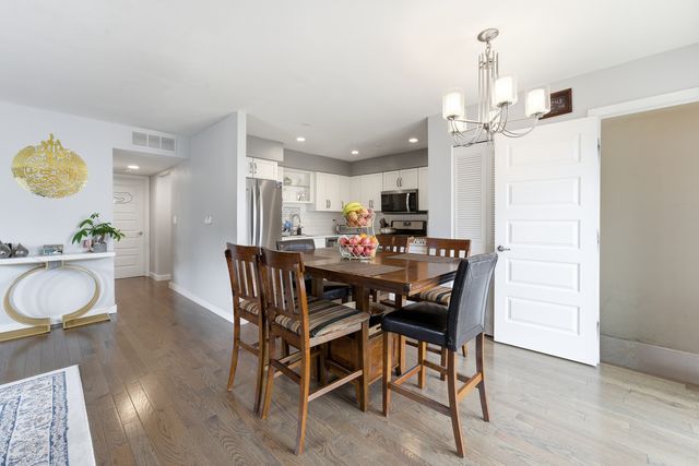 1811 Carlisle Court, Schaumburg, IL 60194