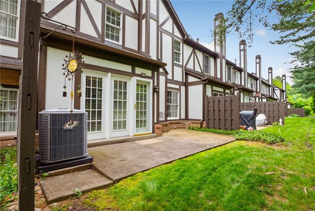 313 Kingsberry Cir, Mt Lebanon, PA 15234
