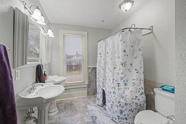 130 W Prescott Ave, Salina, KS 67401