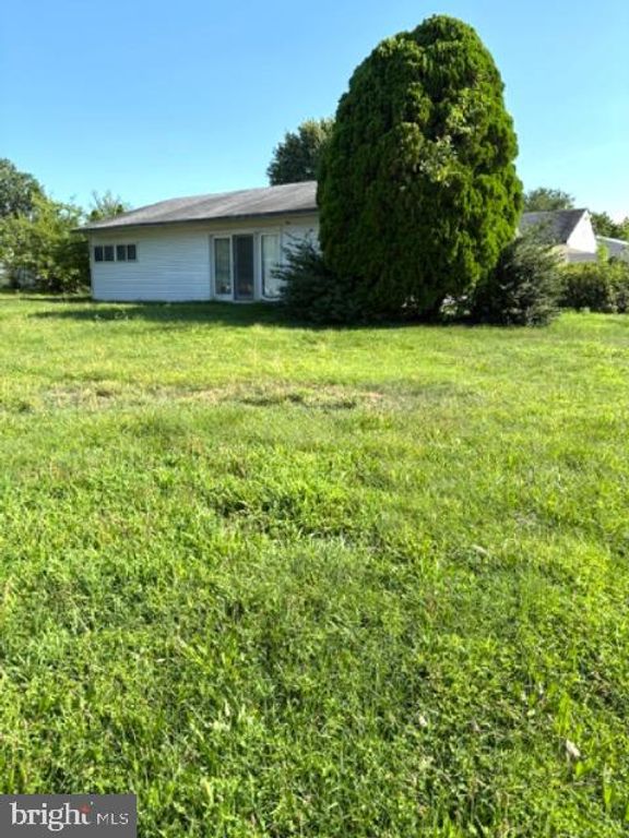 20 SCHOOLHOUSE LN, LEVITTOWN, PA 19055 — exterior