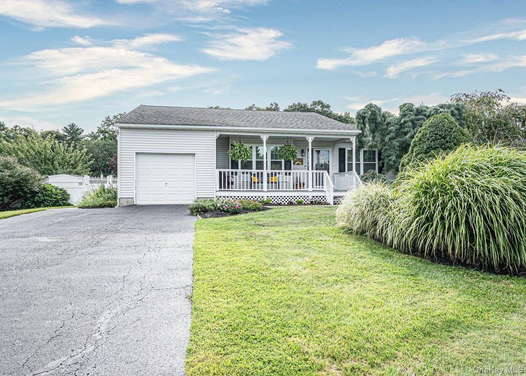 39 Creekside Drive, Middle Island, NY 11953 — exterior