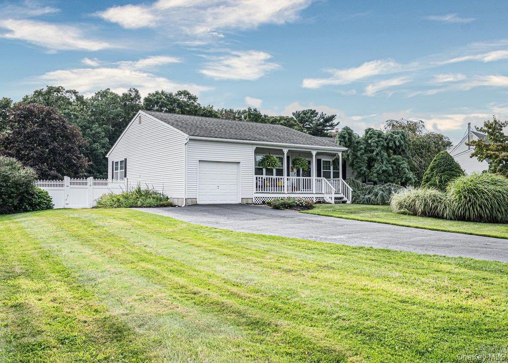 39 Creekside Drive, Middle Island, NY 11953 — photo 2