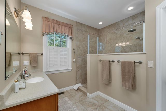 27 Abenaukee Drive, Wolfeboro, NH 03894