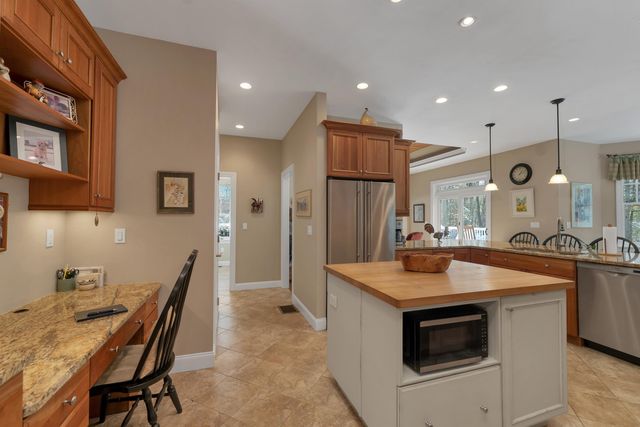 27 Abenaukee Drive, Wolfeboro, NH 03894