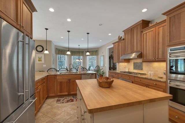 27 Abenaukee Drive, Wolfeboro, NH 03894