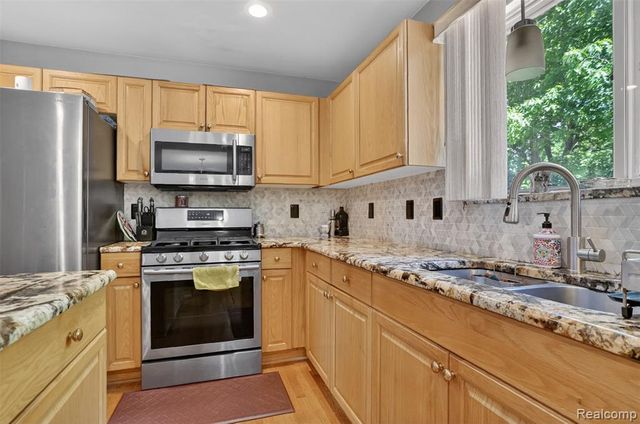 2825 Long Meadow Lane, Rochester Hills, MI 48307
