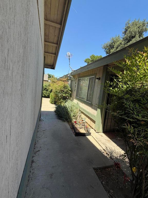 Image 10 of property listing at 2520-2524 W Victor Avenue, Visalia, CA 93277