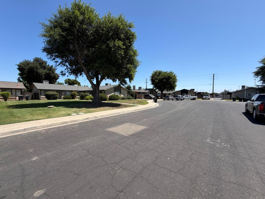 Image 11 of property listing at 2520-2524 W Victor Avenue, Visalia, CA 93277
