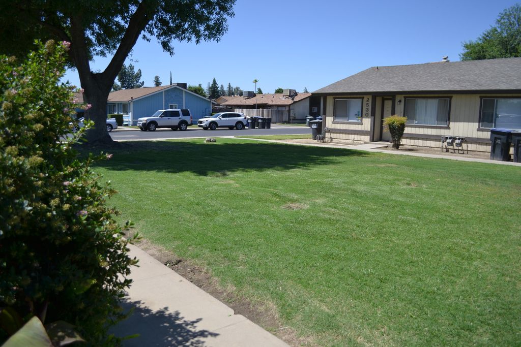 Image 12 of property listing at 2520-2524 W Victor Avenue, Visalia, CA 93277