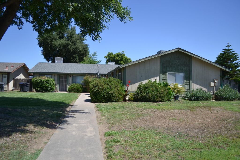 Image 2 of property listing at 2520-2524 W Victor Avenue, Visalia, CA 93277