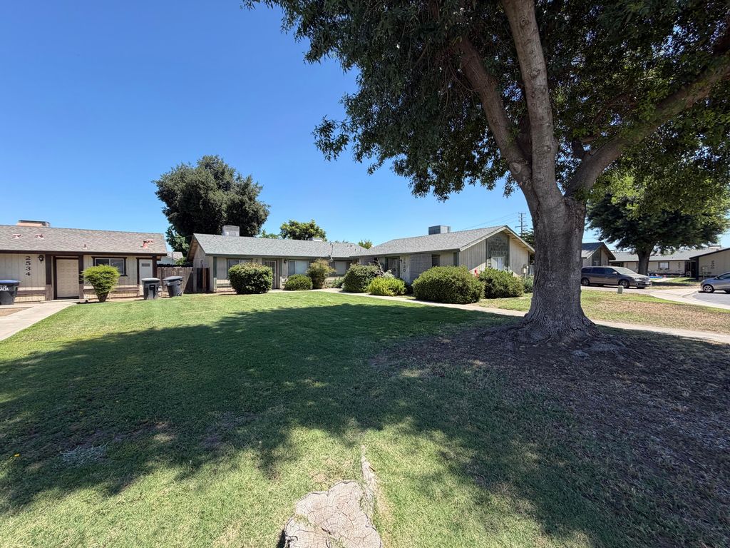 Image 3 of property listing at 2520-2524 W Victor Avenue, Visalia, CA 93277