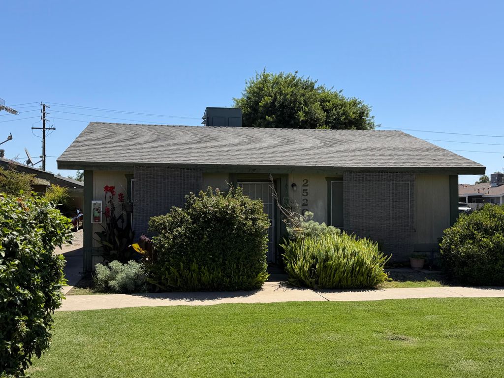 Image 4 of property listing at 2520-2524 W Victor Avenue, Visalia, CA 93277