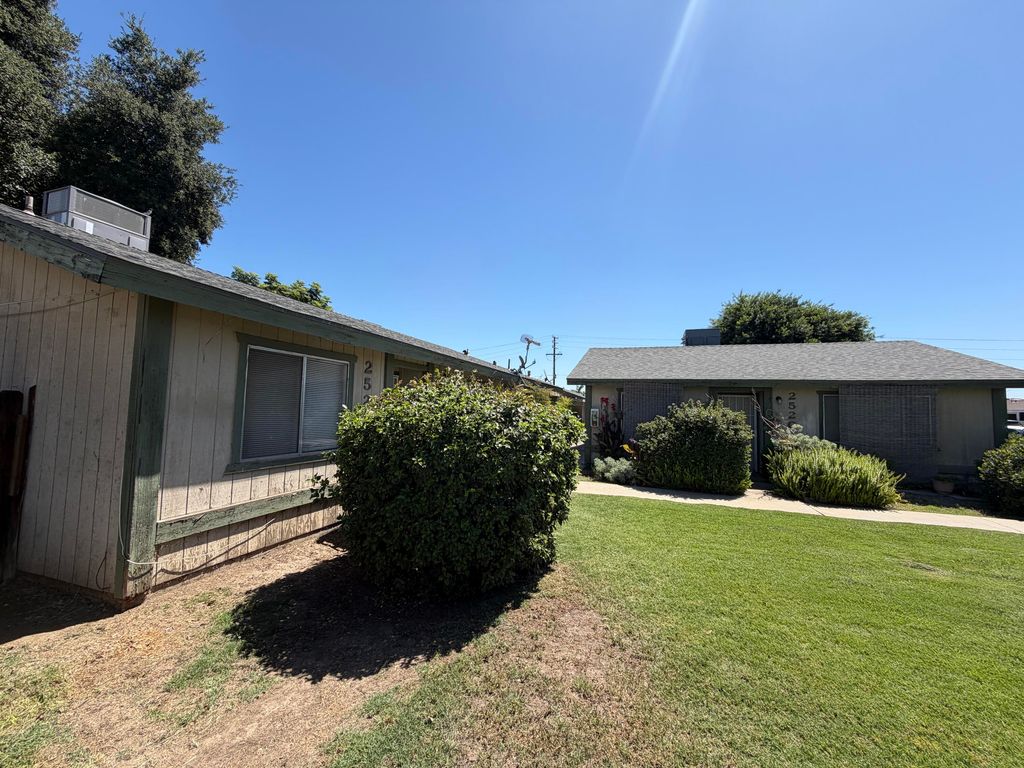Image 5 of property listing at 2520-2524 W Victor Avenue, Visalia, CA 93277