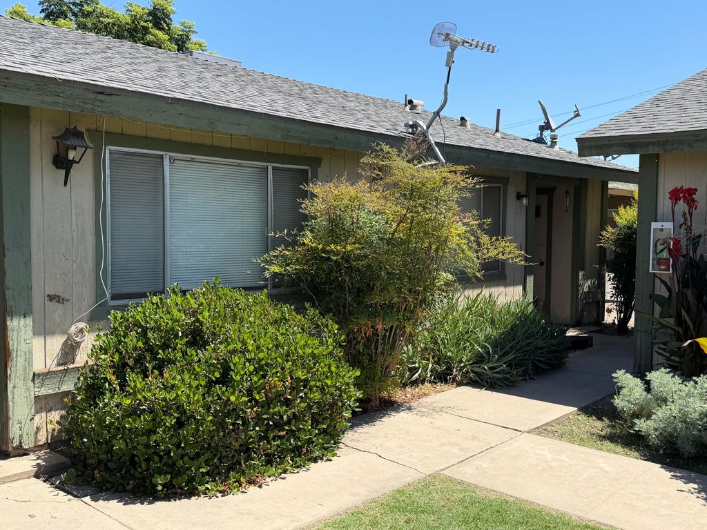 Image 6 of property listing at 2520-2524 W Victor Avenue, Visalia, CA 93277