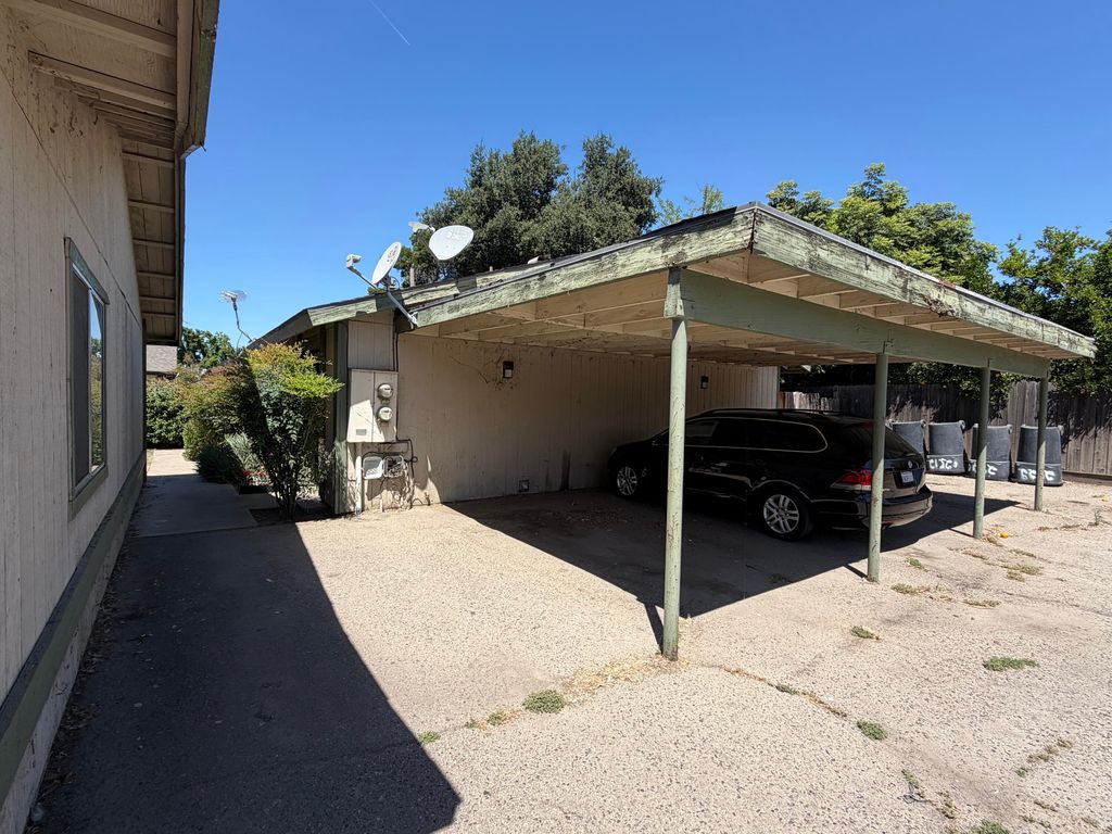 Image 7 of property listing at 2520-2524 W Victor Avenue, Visalia, CA 93277