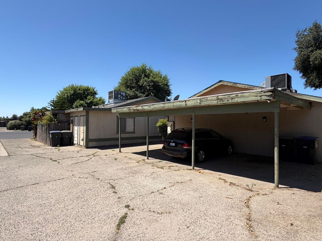 Image 8 of property listing at 2520-2524 W Victor Avenue, Visalia, CA 93277