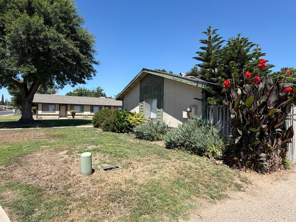 Image 9 of property listing at 2520-2524 W Victor Avenue, Visalia, CA 93277