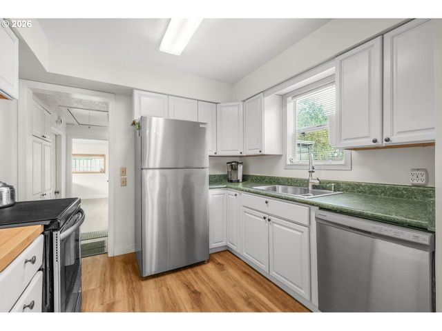 16523 Se CLINTON St, Portland, OR 97236