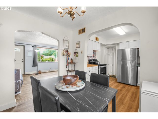 16523 Se CLINTON St, Portland, OR 97236