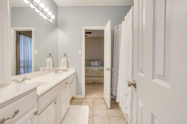 427 Shenandoah Drive, Burleson, TX 76028