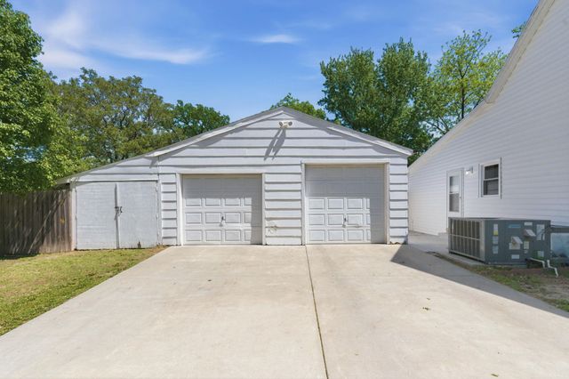 310 N Park Ave, Valley Center, KS 67147