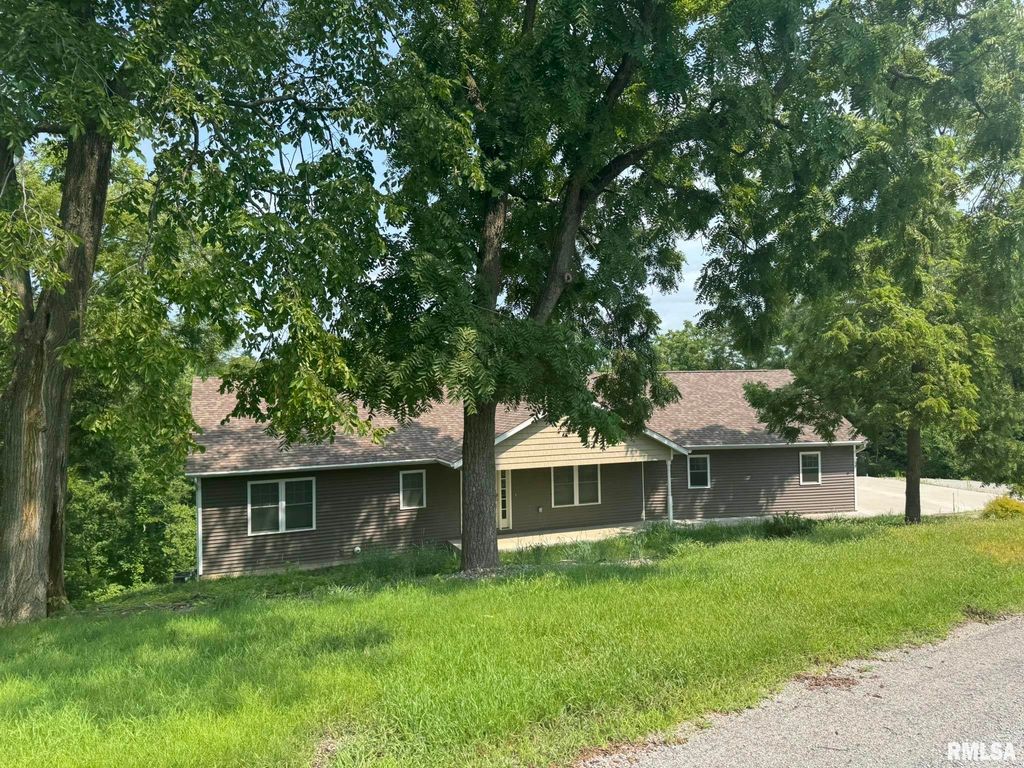 18 ELMWOOD Drive, Blue Grass, IA 52726