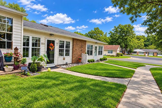 395 Woodbridge Drive E, Ridge, NY 11961