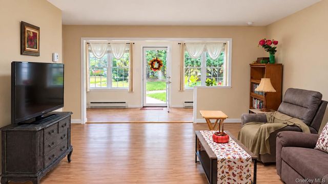 395 Woodbridge Drive E, Ridge, NY 11961