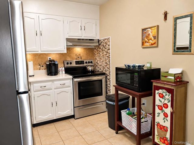 395 Woodbridge Drive E, Ridge, NY 11961