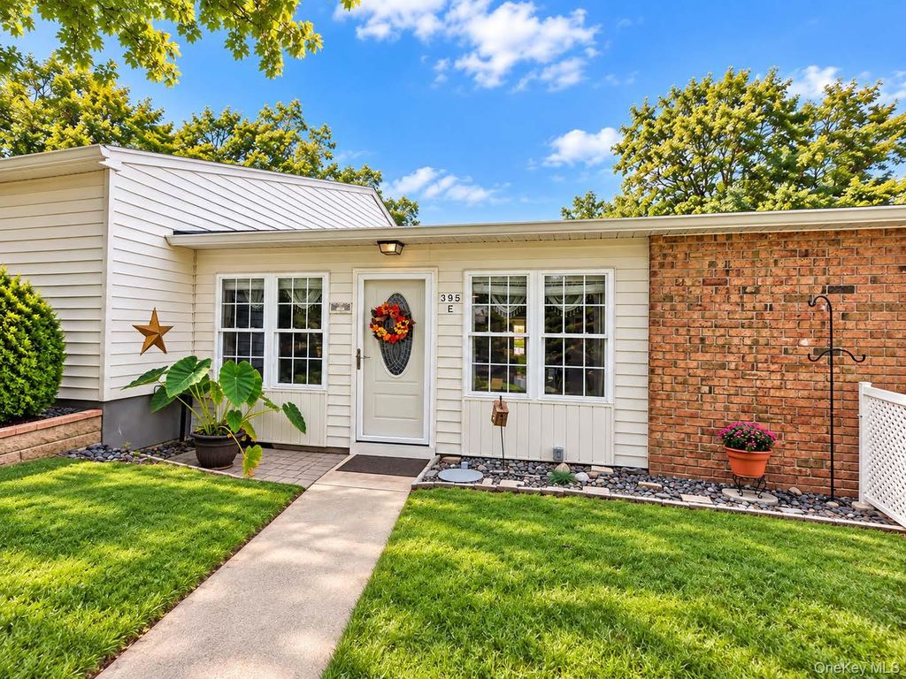 395 Woodbridge Drive E, Ridge, NY 11961