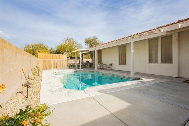 6880 Royal Heritage Court, Las Vegas, NV 89110