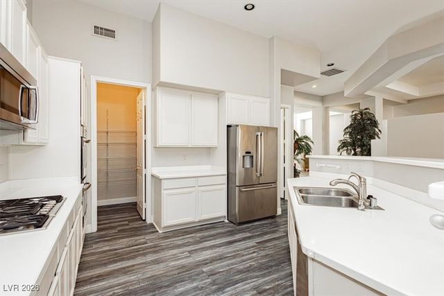 6880 Royal Heritage Court, Las Vegas, NV 89110