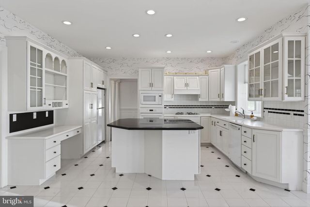 1137 OAKMONT DR, Lancaster, PA 17601