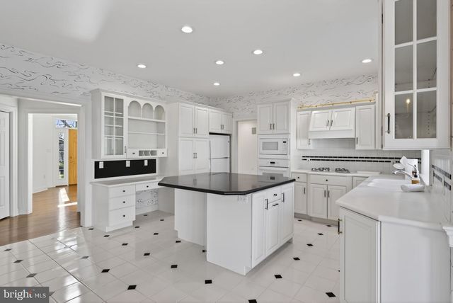 1137 OAKMONT DR, Lancaster, PA 17601