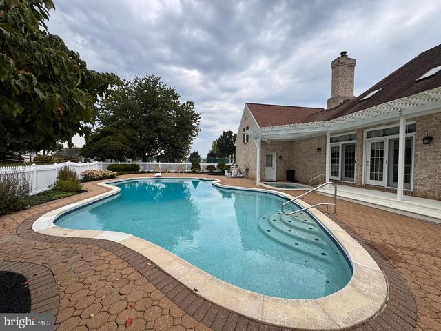 1137 OAKMONT DR, Lancaster, PA 17601