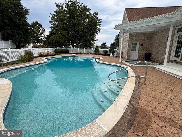 1137 OAKMONT DR, Lancaster, PA 17601