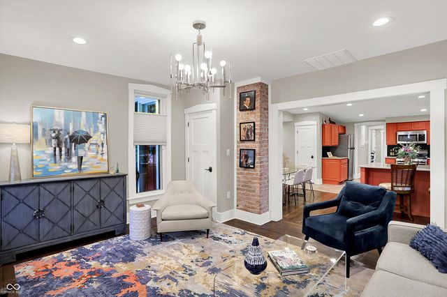 140 N Main Street, Zionsville, IN 46077